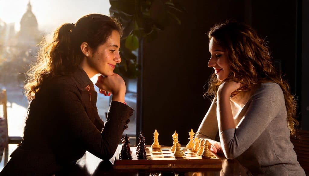 dos mujeres saludandose ajedrez 76298